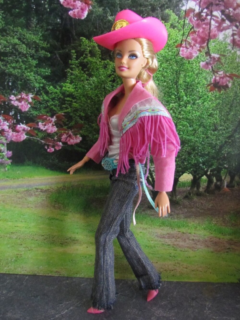 BARBIE ARTICULATED, COWGIRL OUTFIT w PINK FRINGED JACKET, JEANS, HAT, BOOTS, TOP
